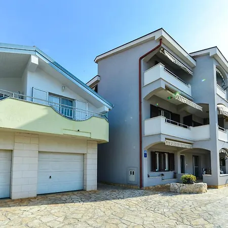 Apartment Family Friendly With A Swimming Pool - 16336 Zadar