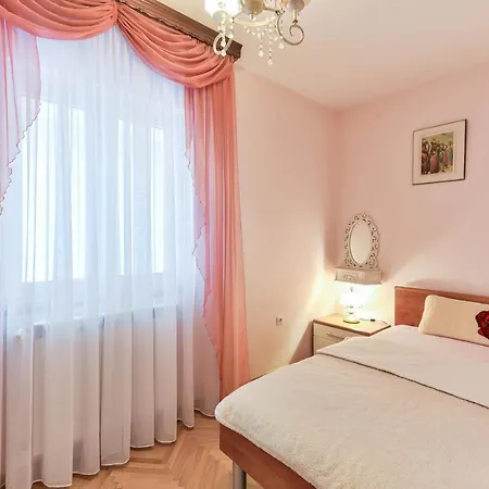 Family Friendly With A Swimming Pool - 16336 아파트 자다르