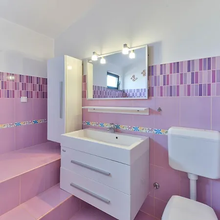 아파트 Family Friendly With A Swimming Pool - 16336 자다르