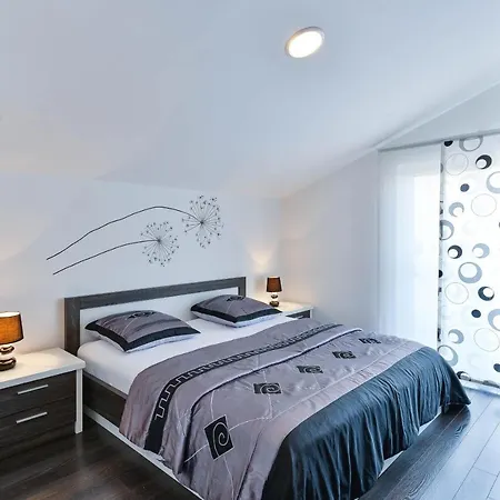 Family-friendly With Swimming Pool - 16336 Zadar