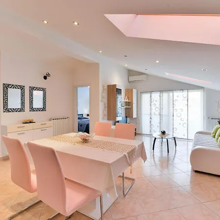 Apartment Family Friendly With A Swimming Pool - 16336 Zadar