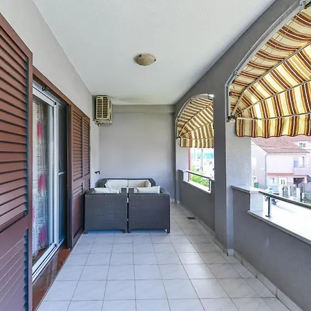 Family Friendly With A Swimming Pool - 16336 Apartment *