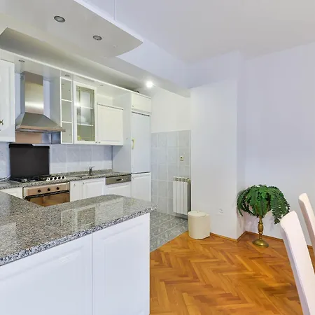 Family-friendly With Swimming Pool - 16336 Apartment