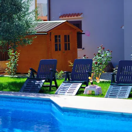 Apartment Family-friendly With Swimming Pool - 16336