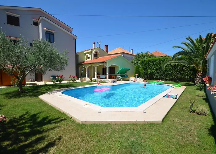 Family-friendly With Swimming Pool - 16336 Apartamento Zadar