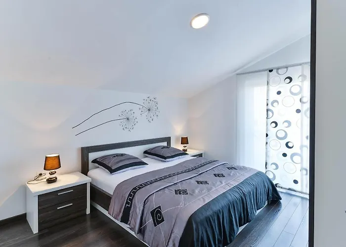 Family-friendly With Swimming Pool - 16336 Zadar