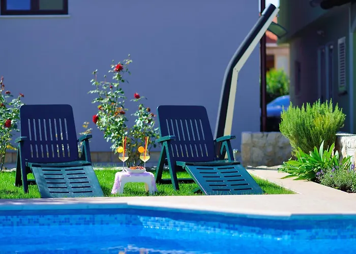 Family-friendly With Swimming Pool - 16336 Apartamento Zadar